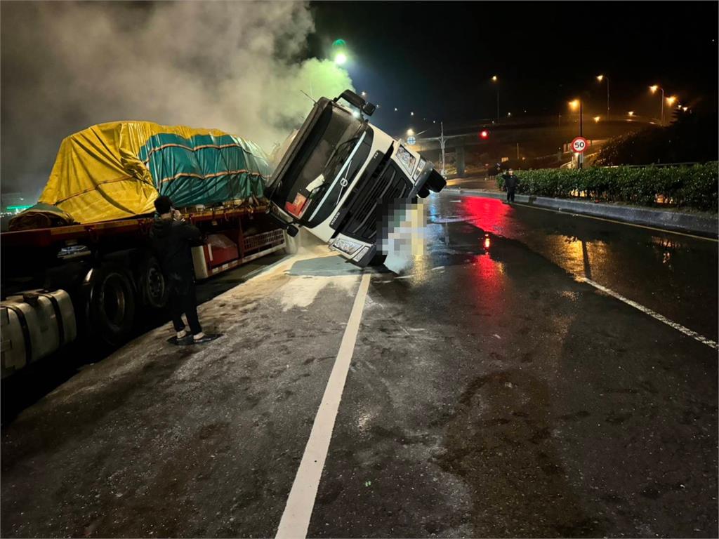 快新聞／台2線滿載爐石粉曳引車失控連撞2車　車身傾斜「45度」卡路上