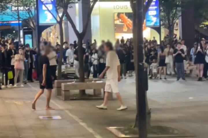 快新聞／街頭藝術？北市信義鬧區2男酒後鬥毆「風騷走位」　警到場逮人送辦
