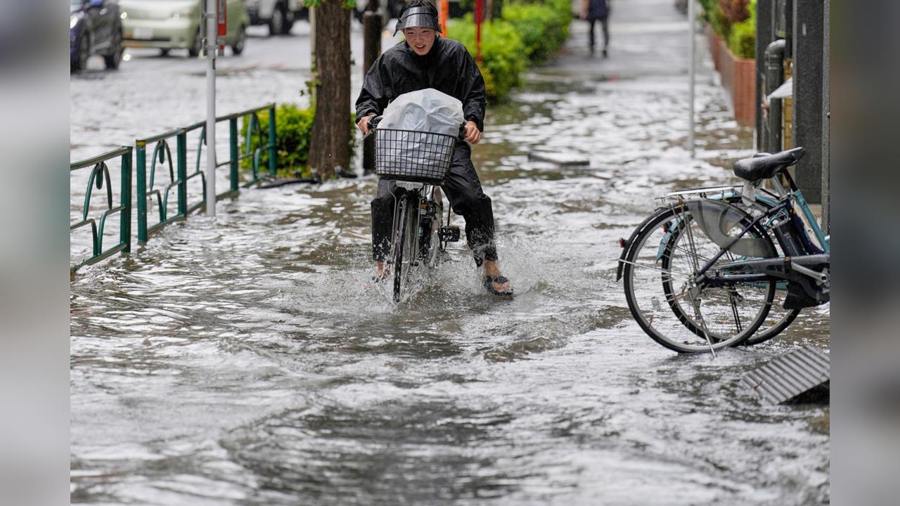 東京暴雨亂航班　公寓遭雷擊、強風吹倒貨櫃壓工人