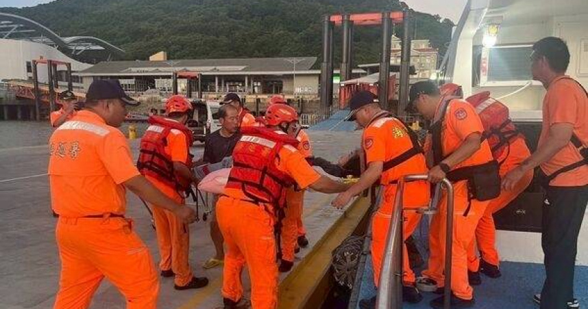 東莒女車禍傷重難送醫　海巡急馳夜海搶命成功
