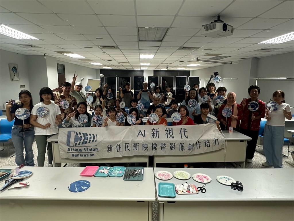 開南大學AI培力新住民 邀親子手作徽章、團扇交流文化