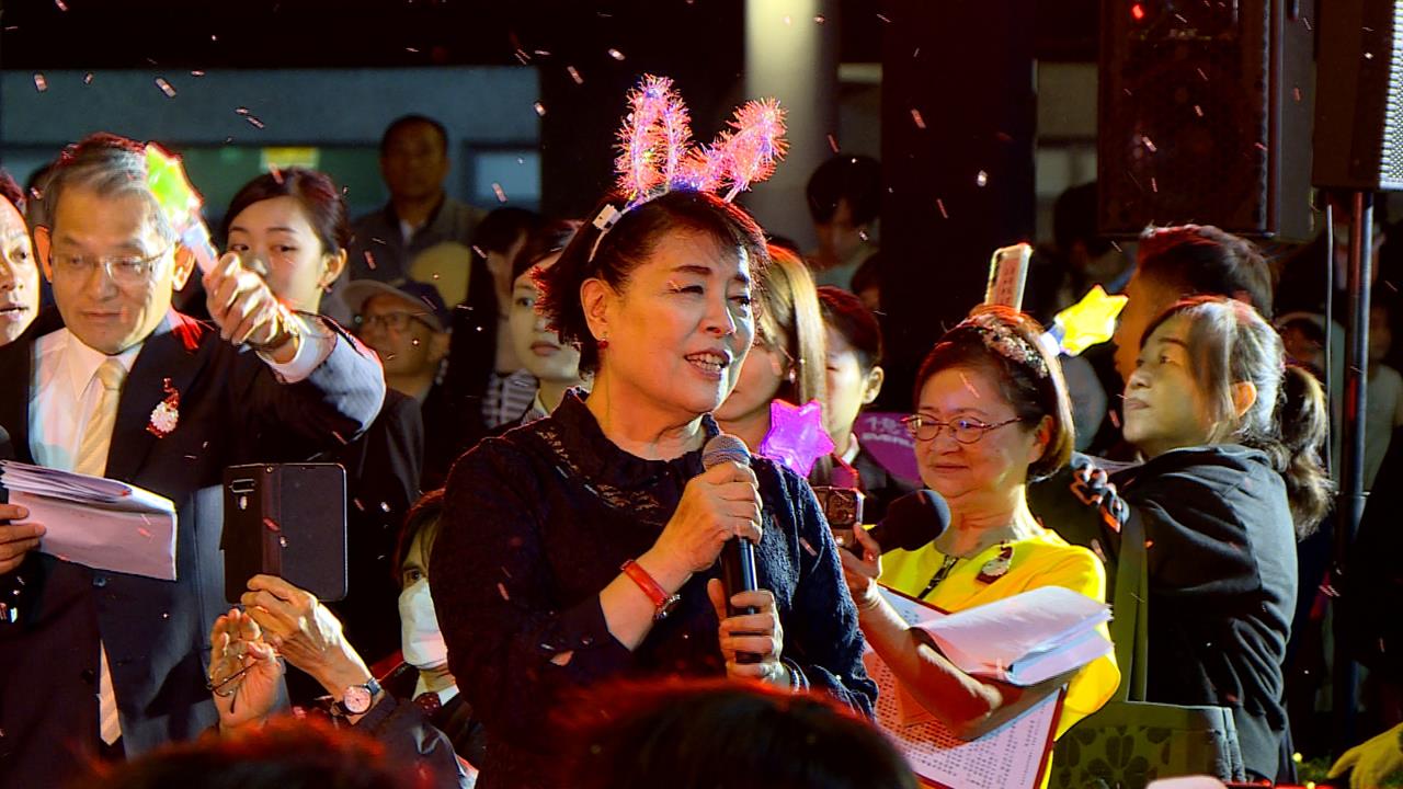 國北教大耶誕點燈祈福 聲樂家簡文秀獻唱「平安夜」