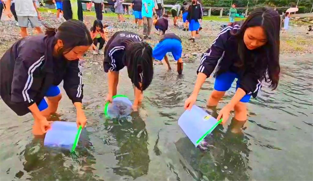 台灣海漁基金會邀師生放流魚苗　涵養漁業資源！生態永續向下扎根