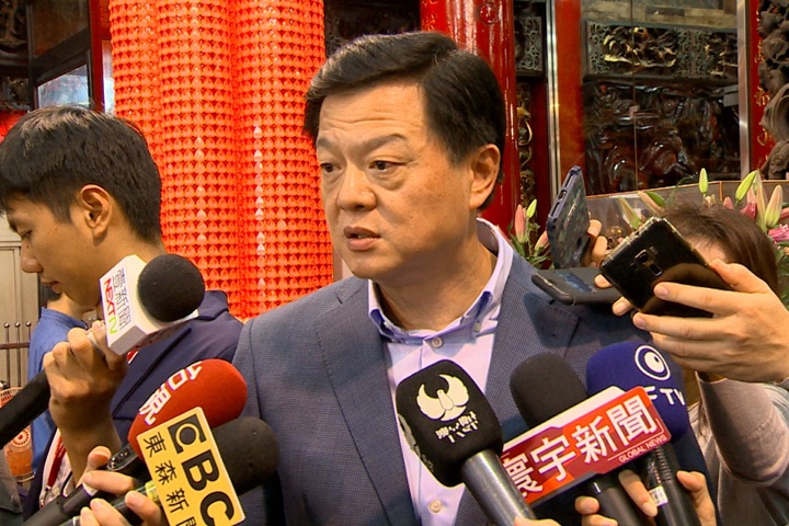 黨慶上拒拿國旗黨旗 周錫瑋質疑侯友宜忠誠