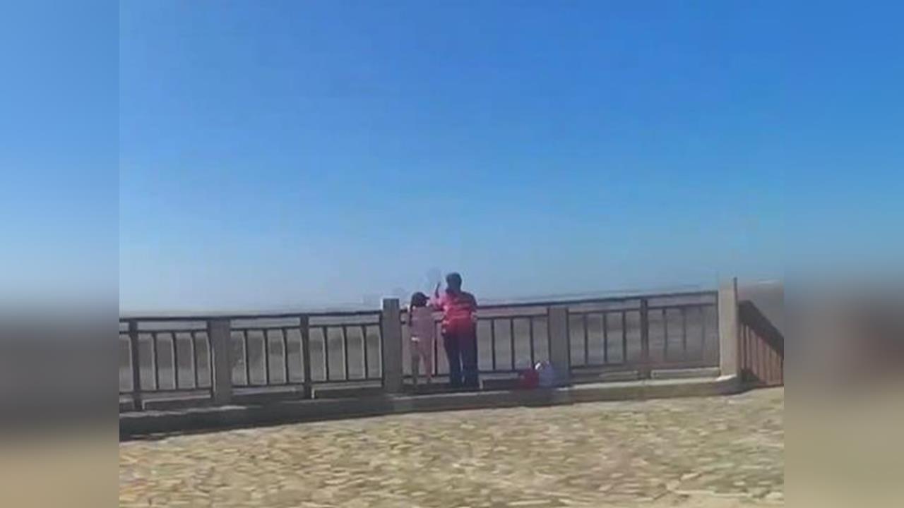 母女"大包小包"吹海風 海巡查證竟是失聯12年移工