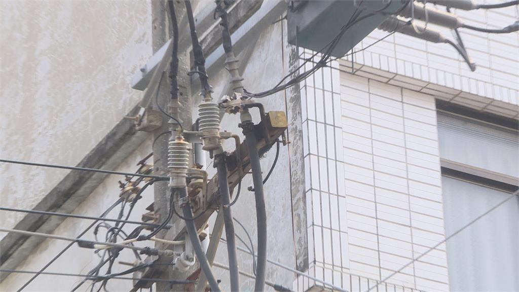 驚死人！　避雷器設備故障　高雄電箱「響爆」燃火花