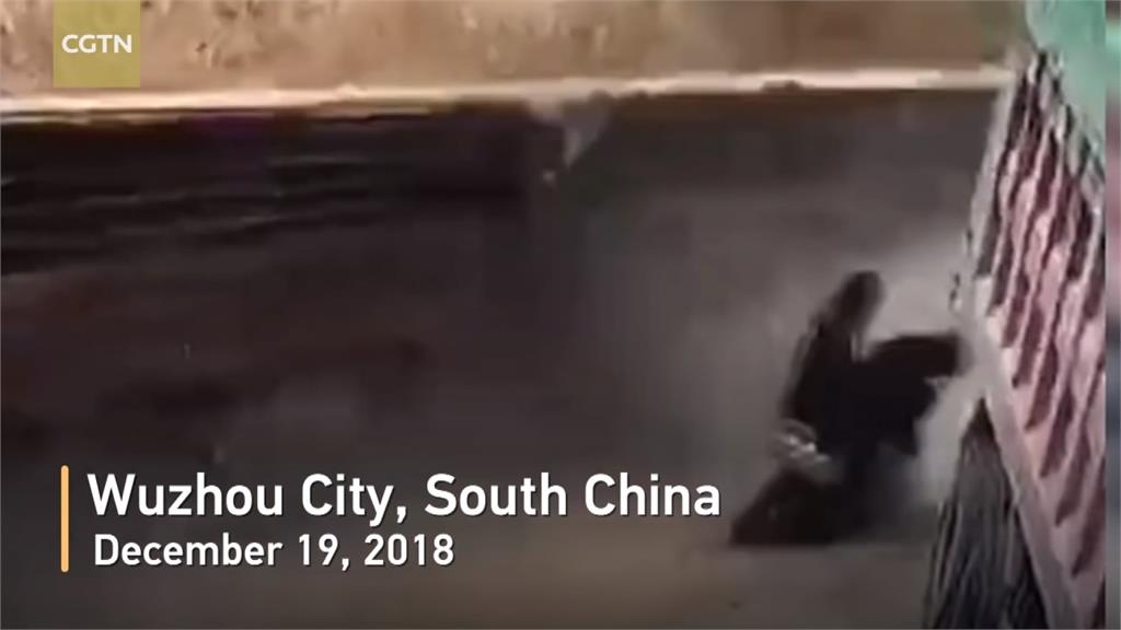 中國砂石車行駛中突翻覆 機車迎面來逃過一劫