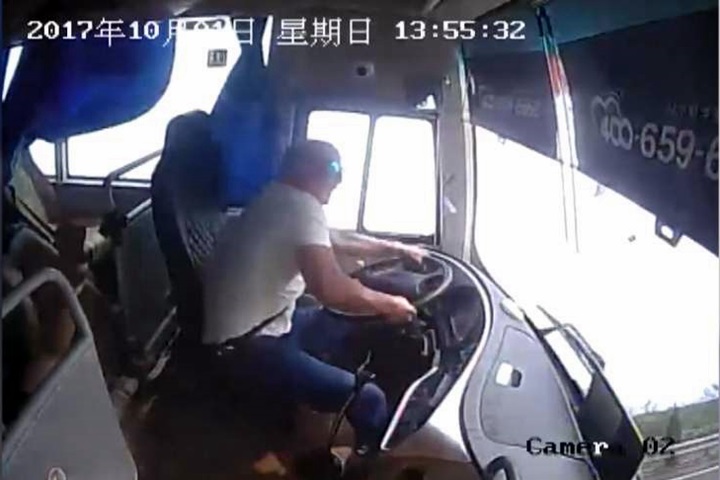 巴士閃轎車側翻 乘客甩飛幸無大礙