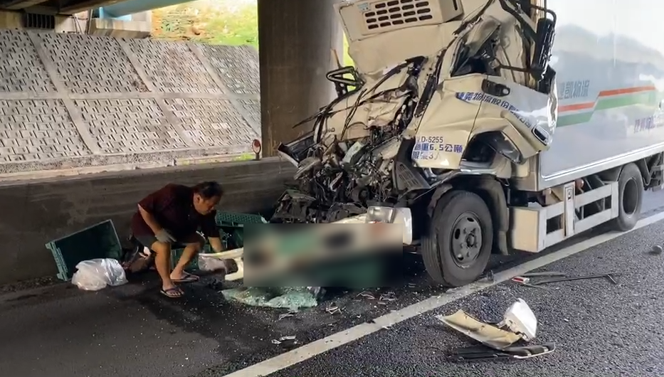 快新聞／國1北上林口段高速撞上拖板車 貨車車頭變形、駕駛夾困傷重不治