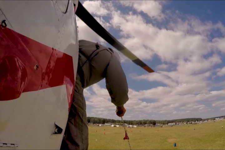 驚險直升機大賽 選手大秀飛行特技