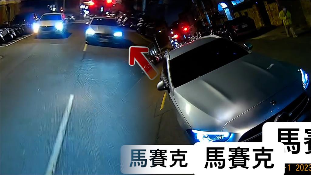 機車正面對決逆向賓士!按喇叭「撕心裂肺」網笑:這是尖叫雞?