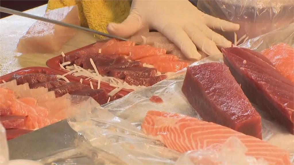 黑鮪魚價格砍半 民眾湧華僑市場大買生魚片