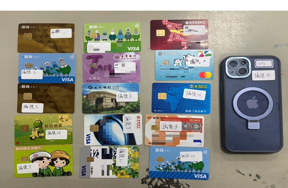 身藏14張金融卡 巡邏警鷹眼緝詐當場逮20歲提領車手