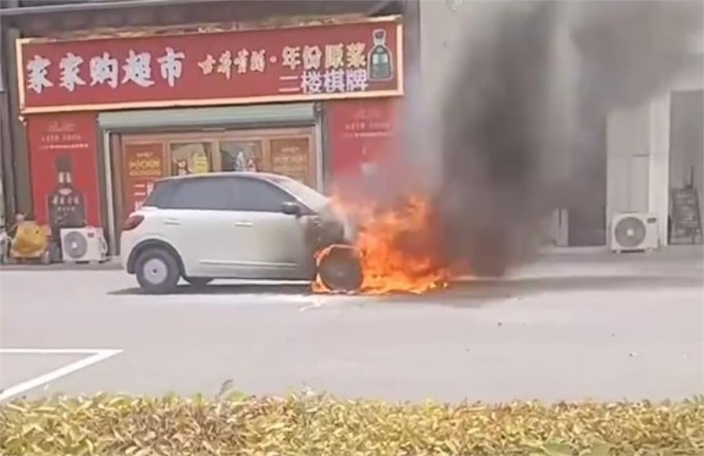 才買1年！中國平價電動車突起火狂燒　車主：沒發動也自燃