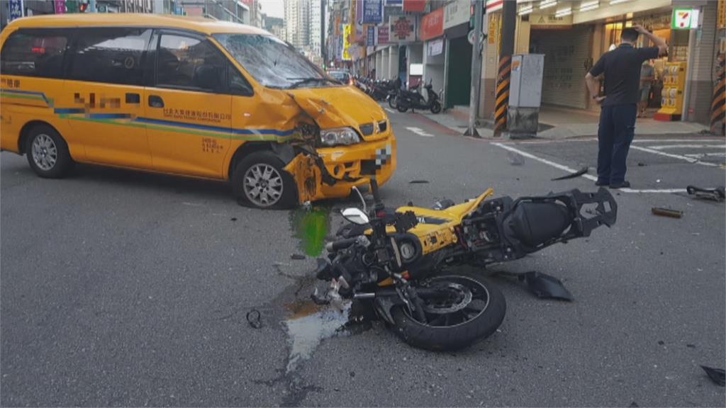 泰山機車高速撞左轉車噴飛 新店北捷工程車左轉撞車