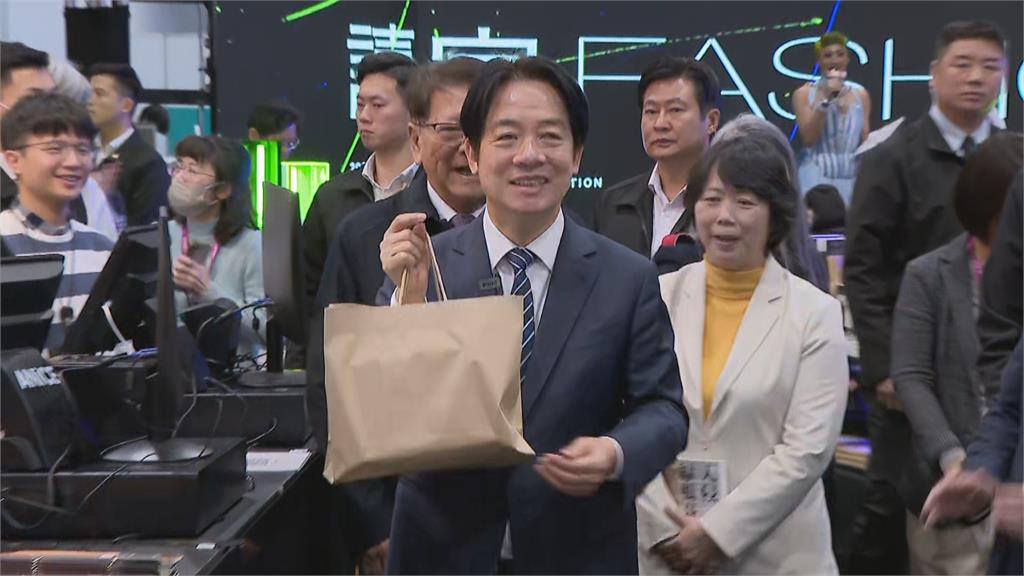 台北書展賴總統抱回48本書　張忠謀、黃仁勳傳記收入袋