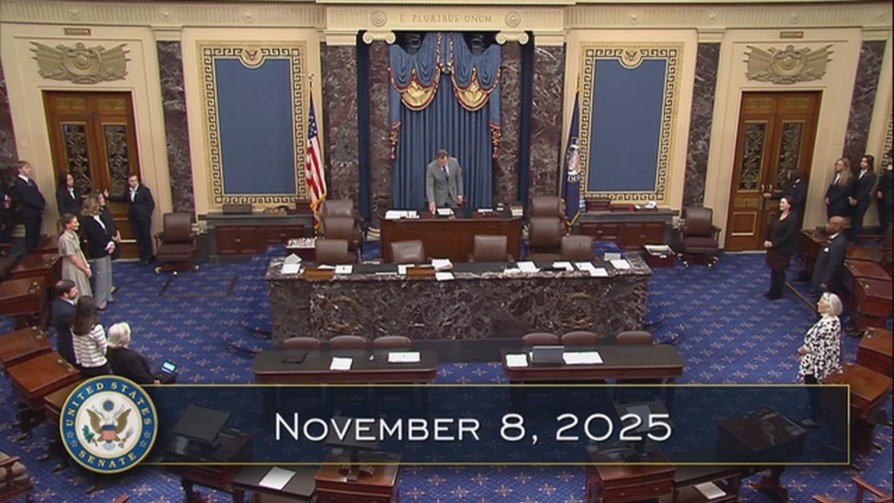 催促結束政府關門卻被抓包去佛州度假 川普記者會上「度估」又被拍!被戲稱「瞌睡唐」回來了