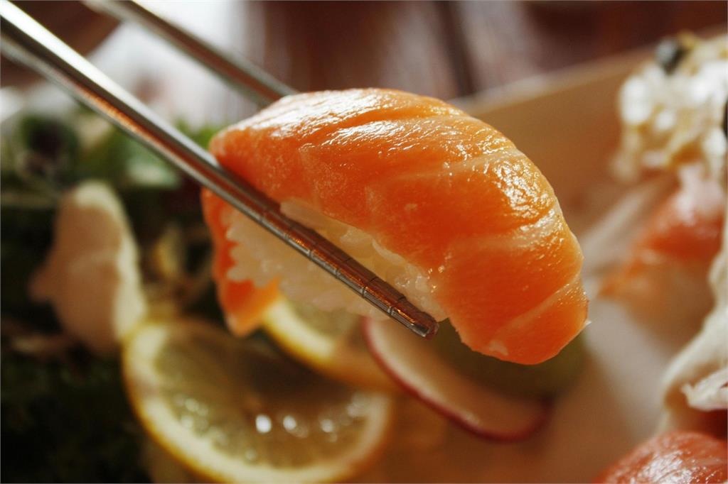 饗饗食物中毒疑因「生魚片」 醫師警告:別信芥末醬油能殺死寄生蟲