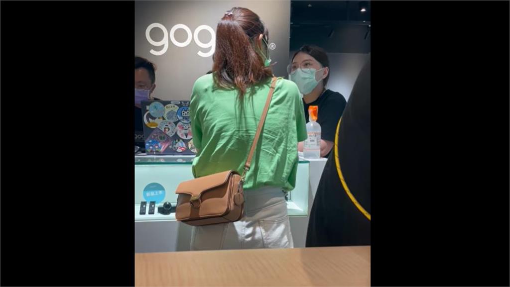 竹北女「沒駕照」硬要試騎Gogoro！店內咆嘯「奇葩理由」曝光