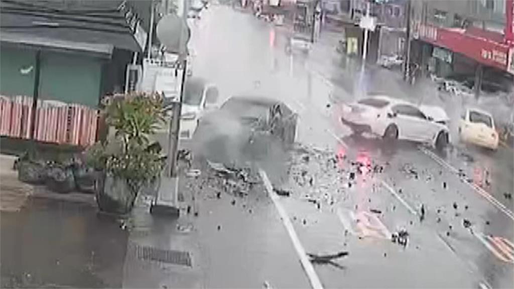 大雨釀禍　轎車失控打滑衝對向車道　砰！一旁店家查看　見4車撞一團