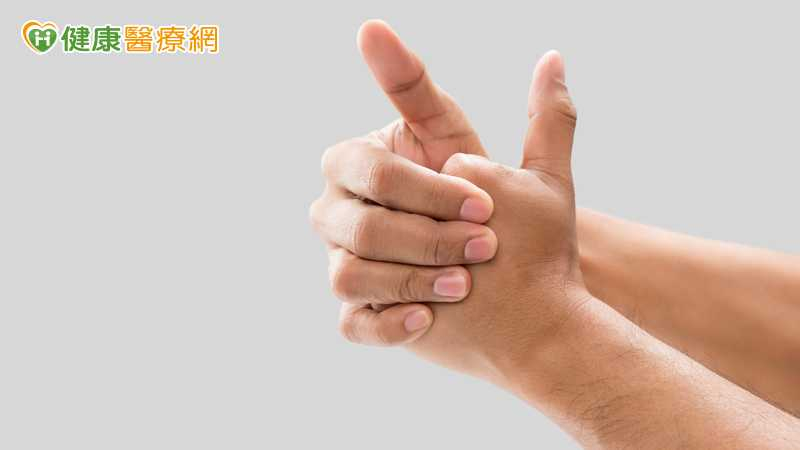 常折手指會得關節炎?醫揭「喀喀聲」真相 真正要小心的是這部位