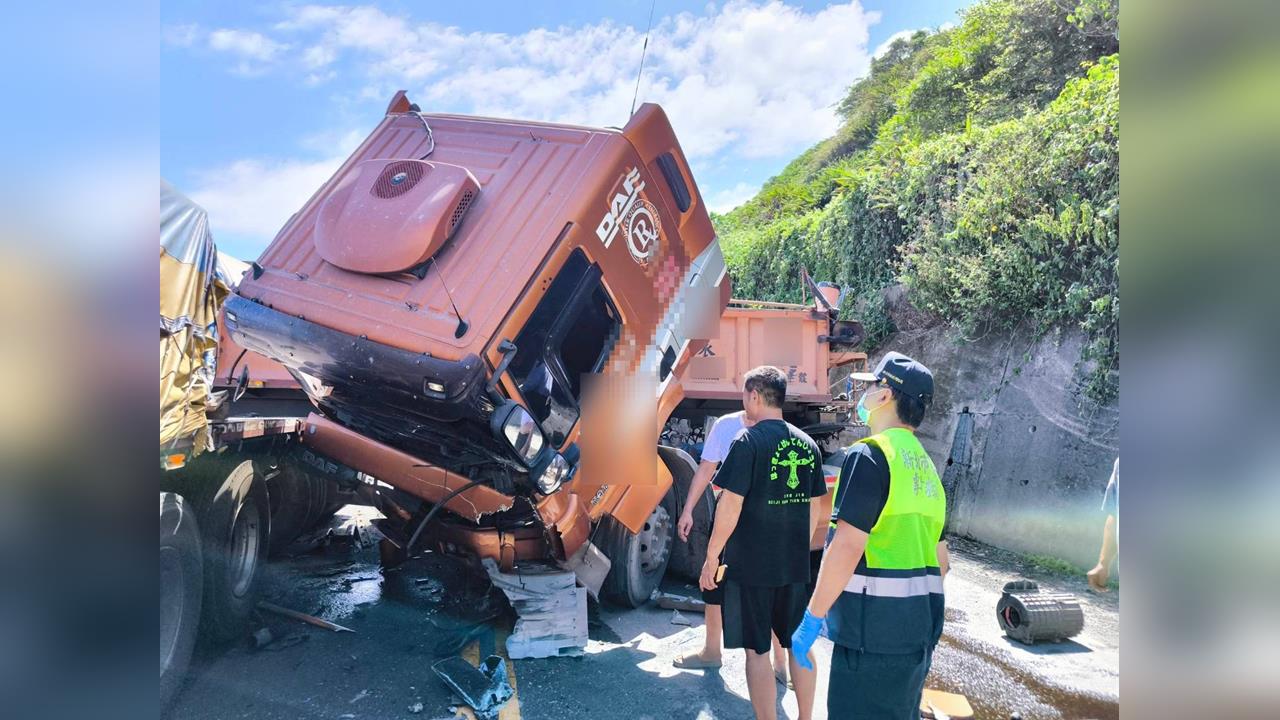 快新聞／車禍秒塞爆！水泥車+2聯結車猛撞　駕駛送醫急救