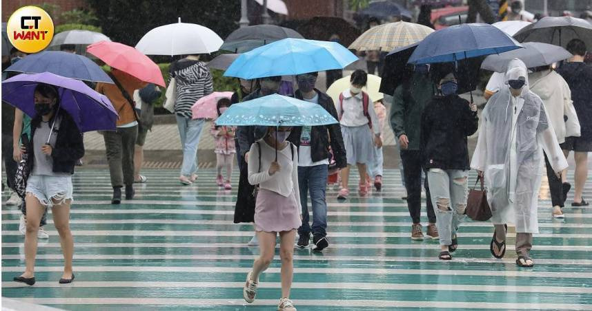 鋒面接近「今下半天起變天」　中部以北慎防豪雨、明氣溫轉涼