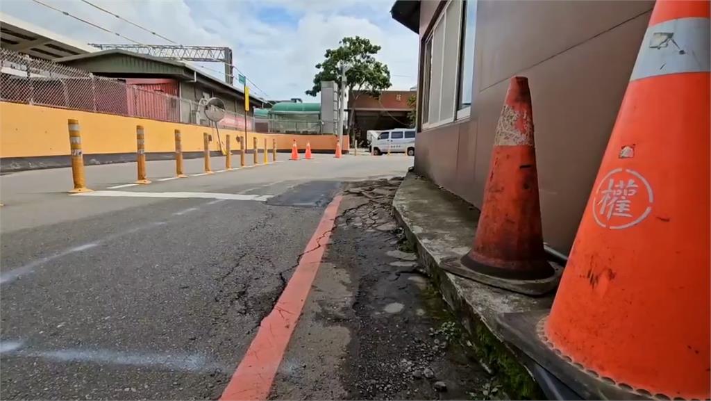 內壢後火車站驚見「馬路坑洞」！騎士常「犁田」民代批：越補越大洞