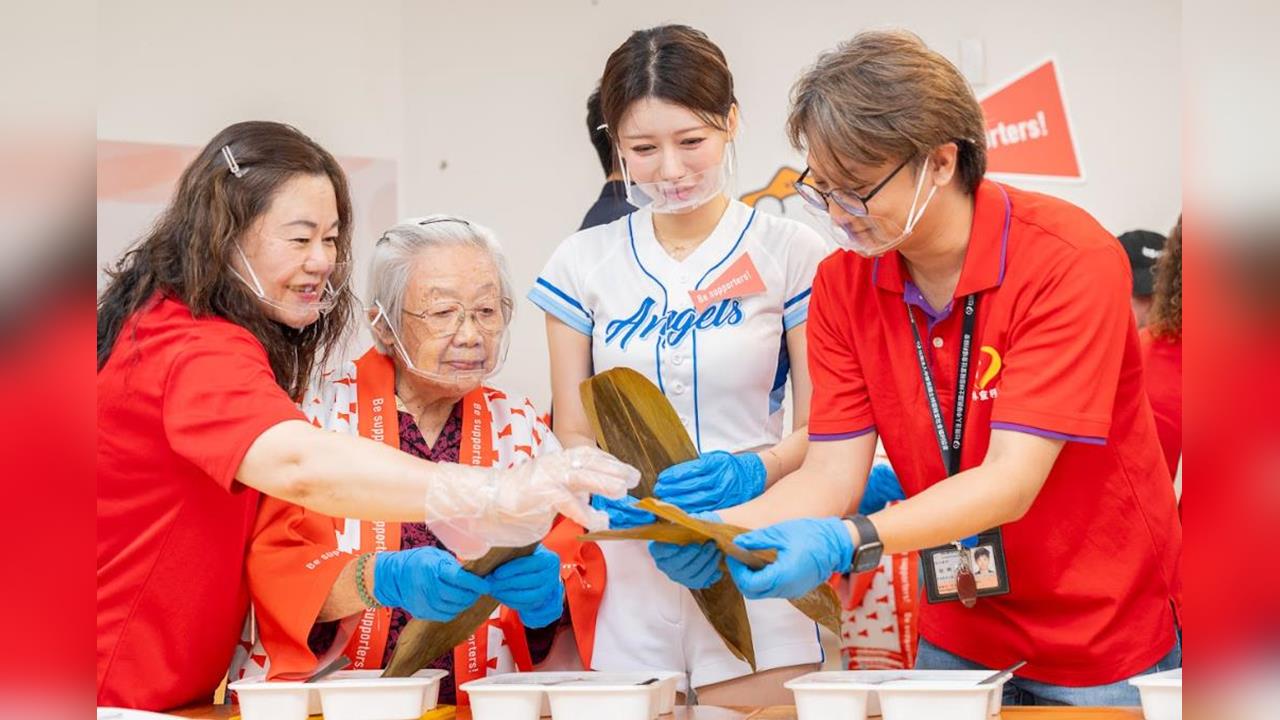 快新聞／人美心更美！韓國女神愛上台灣粽　李雅英「親包粽」陪長者提前過端午