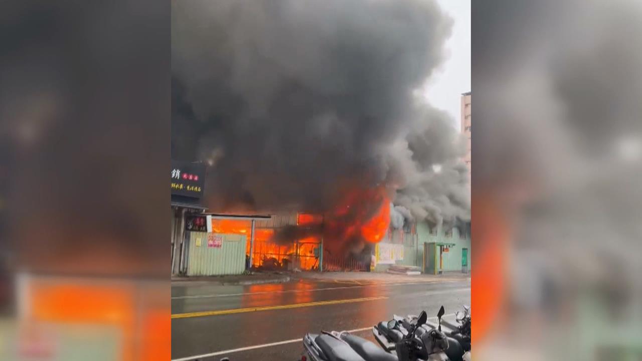 高雄三民"寶珠里活動中心"大火 波及里長愛車.停車場