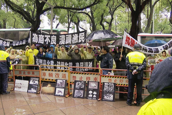 德翔貨輪擱淺重油污染海域 400漁民集結抗議