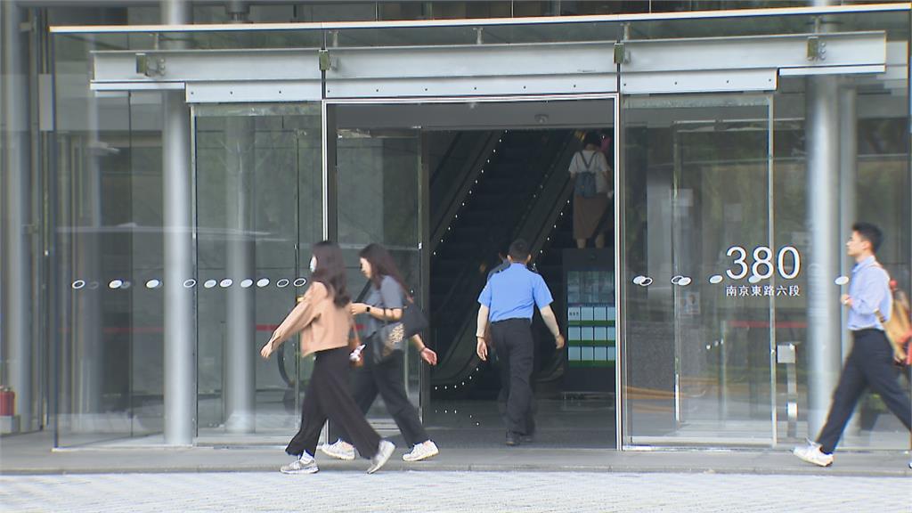 台塑超過4千員工搬進內湖　公車站牌大排長龍畫面曝