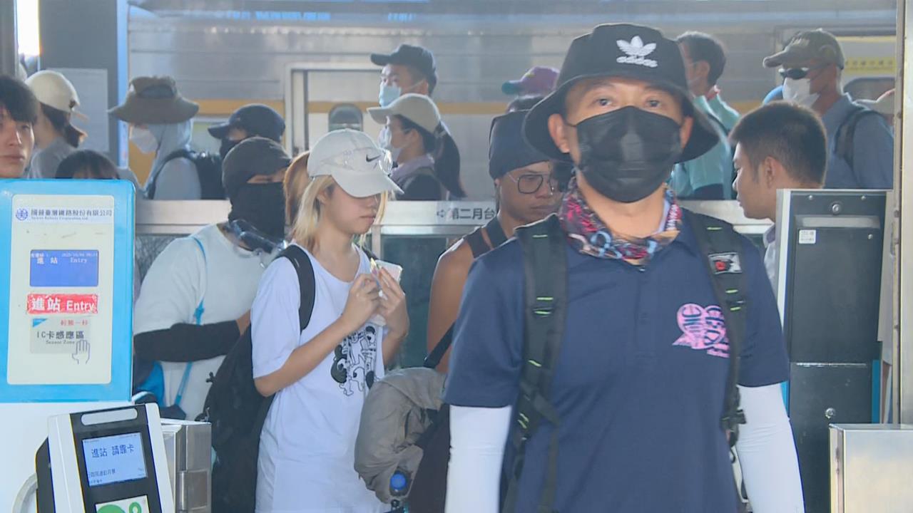 快新聞／鏟子大軍再現！上午光復車站萬頭鑽動　友邦史瓦帝尼留學生也來相助