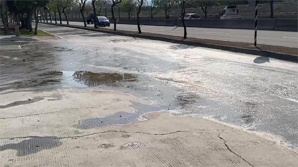機車自摔「犁田」旋轉360度　疑混凝土廠灑水釀禍