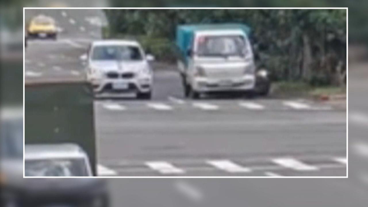 火燒車！駕駛疑精神不濟追撞小貨車　引擎蓋凹陷引起大火