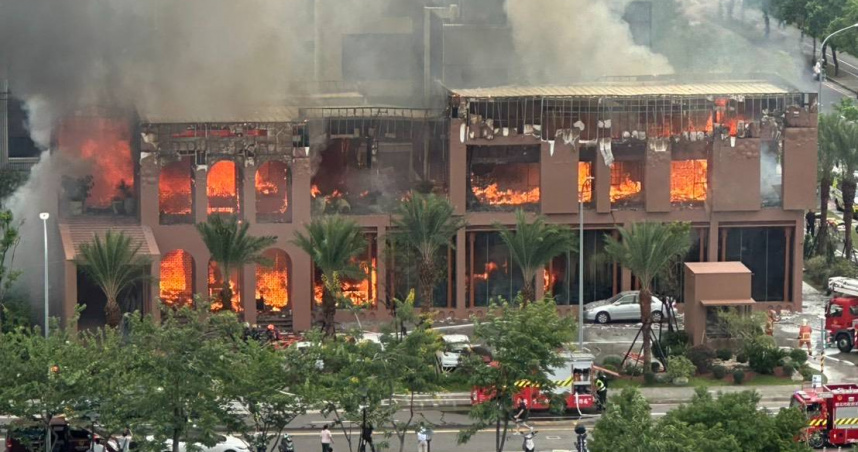 快訊/原定明日開案!華固央北案接待中心大火 現場傳爆炸、屋頂垮