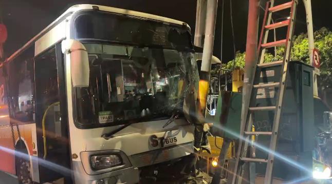 快新聞／疑精神不濟！高雄大客車駕駛凌晨自撞分隔島　幸無乘客受傷