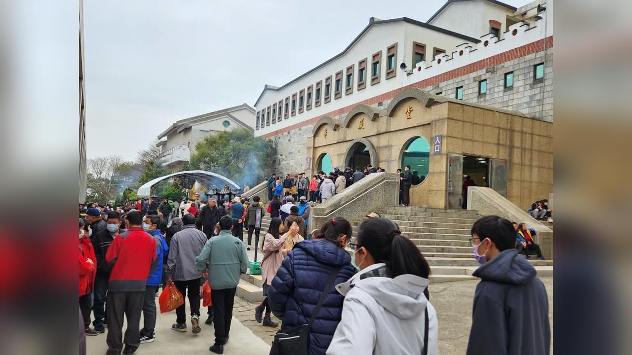 超狂女債主「趁亡者剛過世6小時」衝靈堂!瞻仰遺容「順便手指蓋印」