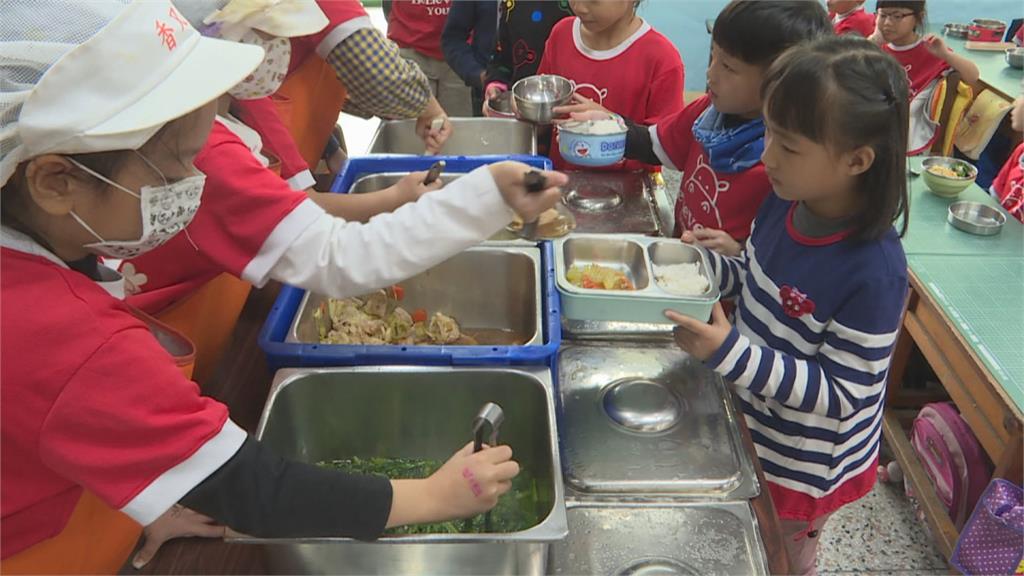 政院拍板！　5月起擴大補助學童營養午餐獎勵金