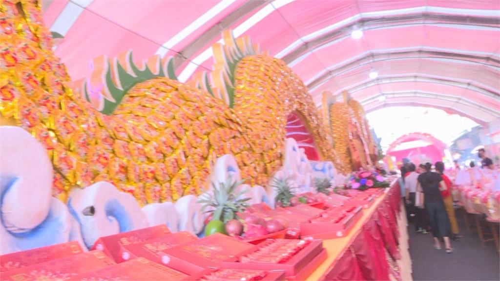 嘉義城隍廟普度　鳳梨酥打造15米長「祥龍獻普」