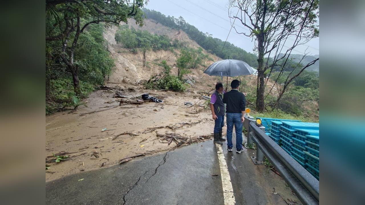 快新聞/連日豪雨釀災!新北雙溪北38線道路基流失 管制人車通行