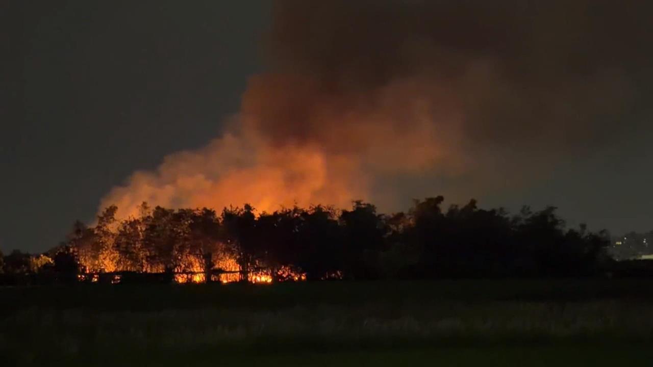 高雄小港機場旁「菜園猛烈燃燒」！　橘紅色火光直竄天際