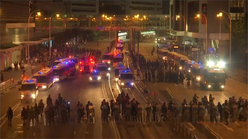 全球「反極權」大遊行同步上街！香港金鐘、灣仔爆衝突