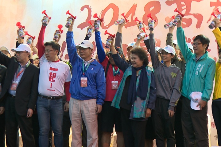 高雄國際馬拉松起跑 空污「紅燈」 部份選手戴口罩