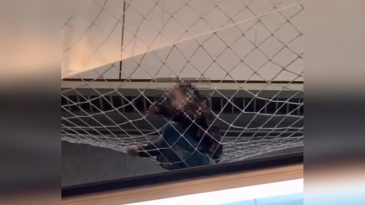 快新聞／桃機驚魂！幼童翻越電扶梯圍籬掉落防墜網　消防員垂降救援