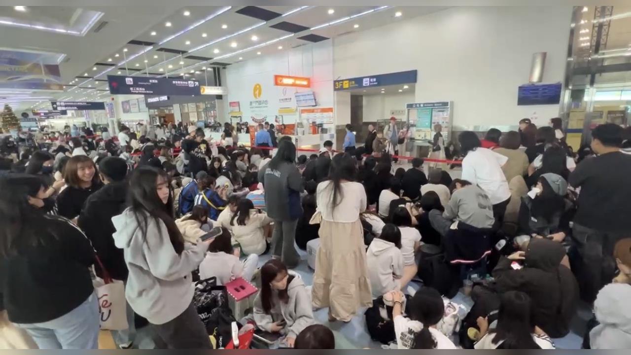 AAA超強卡司抵高雄! 粉絲擠爆入境大廳釀「大門脫軌」