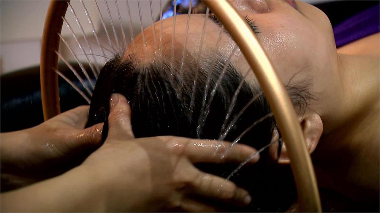 為何自己洗頭隔天就塌髮廊洗蓬鬆3天？內行揭「真正差別」不是洗髮精