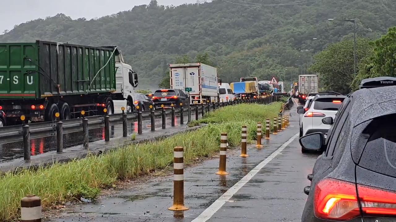 台62、台61大車翻覆 1駕駛亡2人無大礙