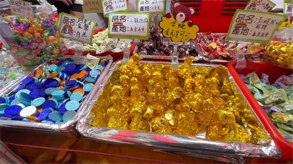 桃園年貨大街某糖果攤貴三倍　抓4把要價500多元