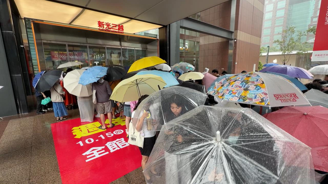 百貨下午開門！門口擠滿民眾　冒雨為搶「限量水壺」